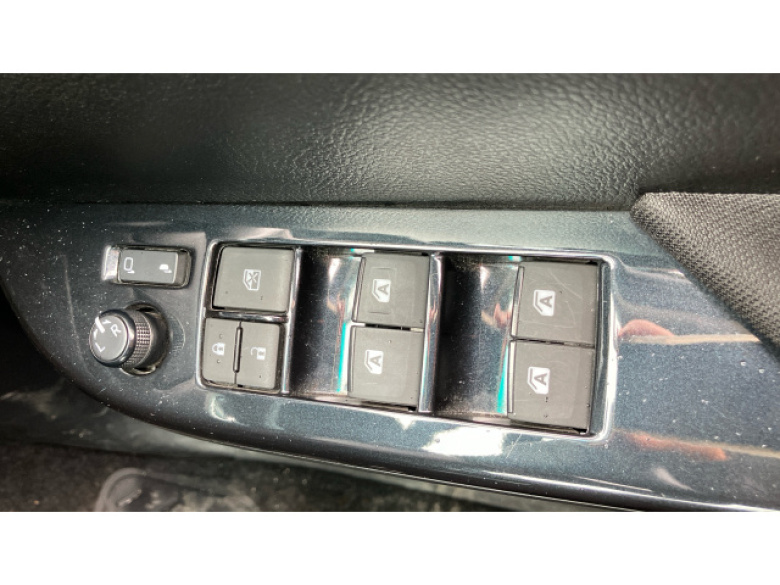 Toyota Hilux Diesel Invincible D/Cab Pick Up 2.8 D-4D Auto